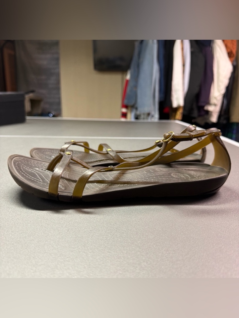 CROCS Women's Brown Slim-Strap Toe Loop Sandals - Picture 4 of 8